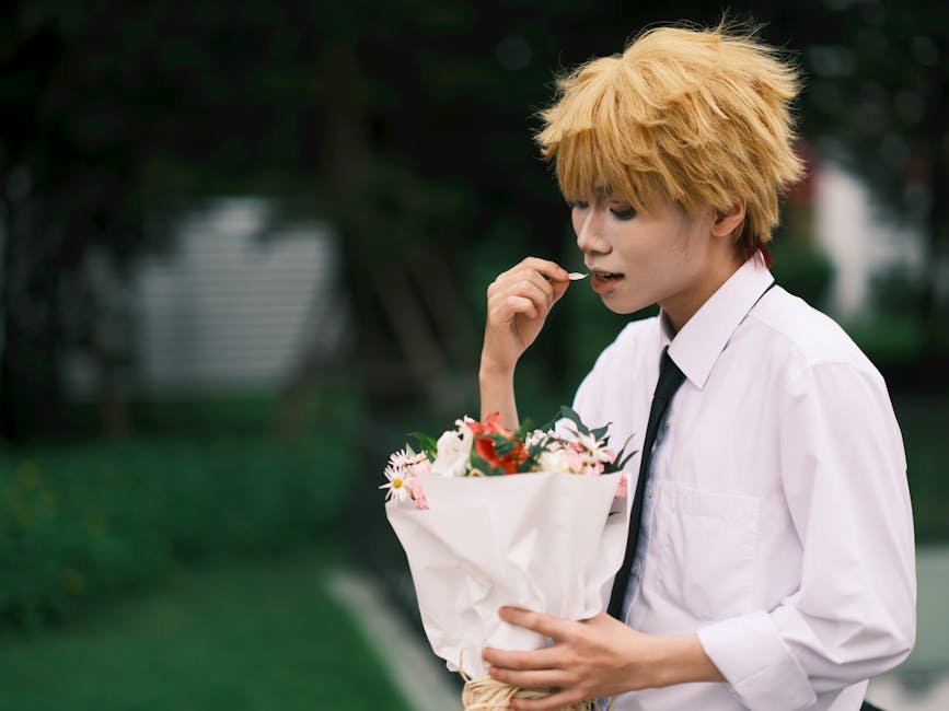 ベトナムの屋外で、コスプレをした人が花束を持っている。