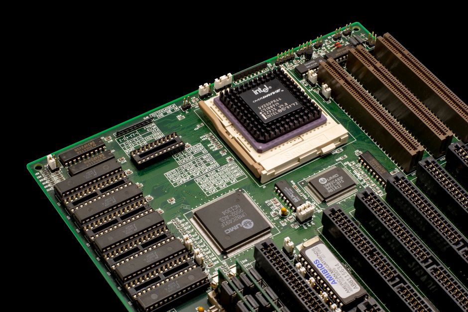 マイクロプロセッサや電子部品を showcase したヴィンテージのマザーボードの詳細ショット。