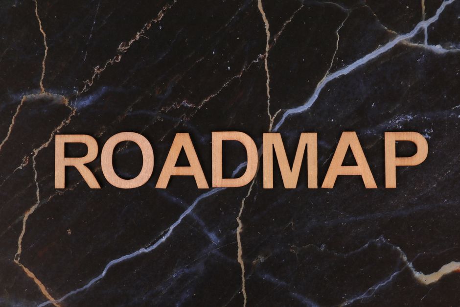 濃い大理石の表面に「ROADMAP」と綴られた木製の文字。ビジネスプレゼンテーションに最適です。