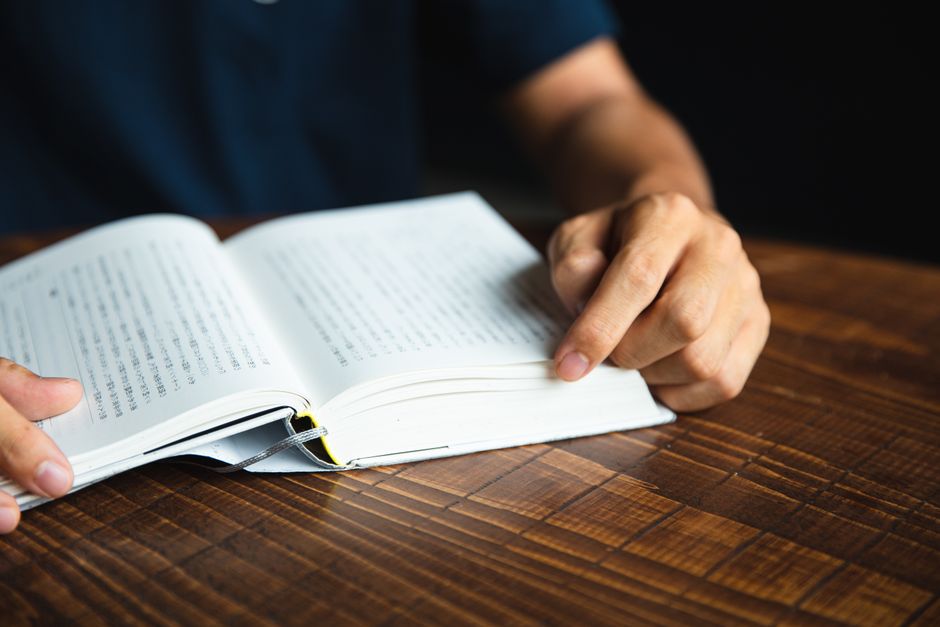 面白い本を読んで認識できない男を収穫する