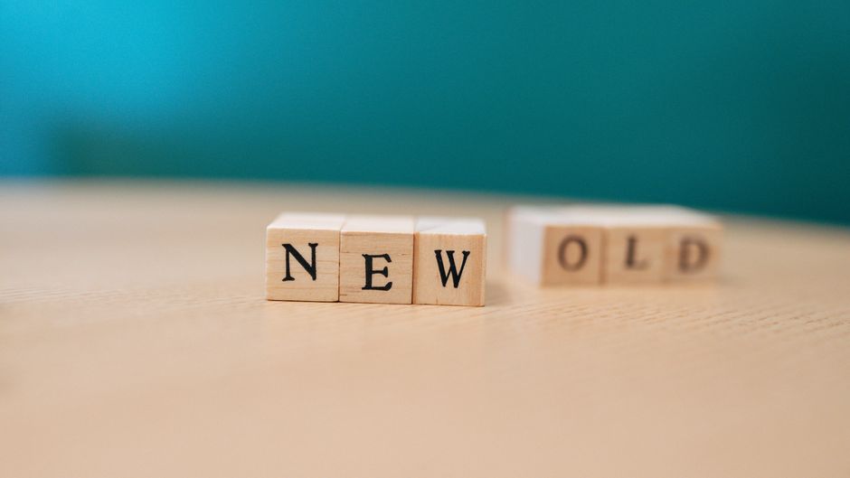 「新しい」と「古い」という言葉を表示する木製ブロック、変化を象徴しています。